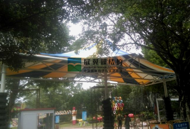 深圳觀瀾湖公園出入口張拉膜結(jié)構(gòu)工程施工中